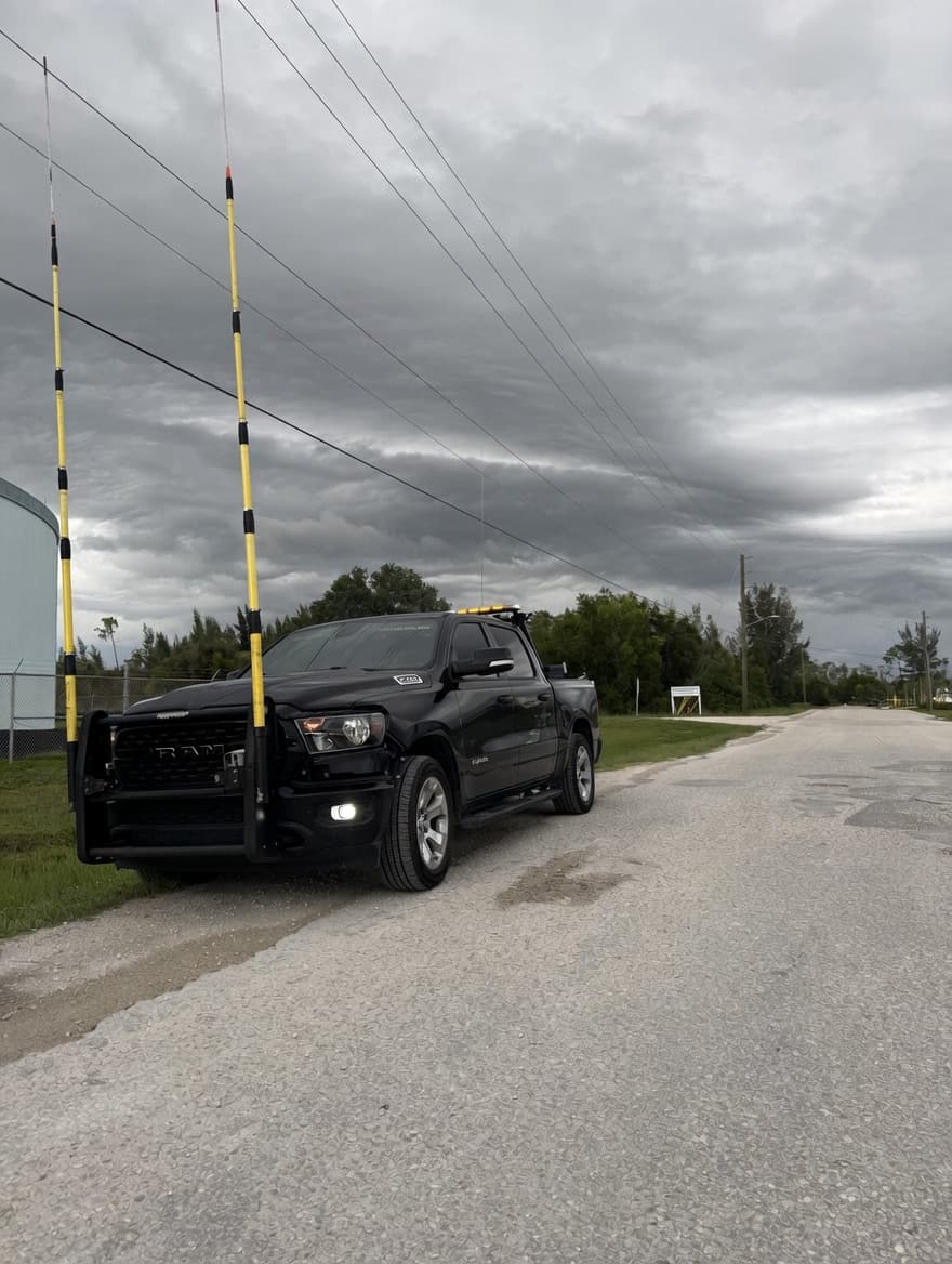 Pilot vehicle equipped with extended high-pole clearance equipment